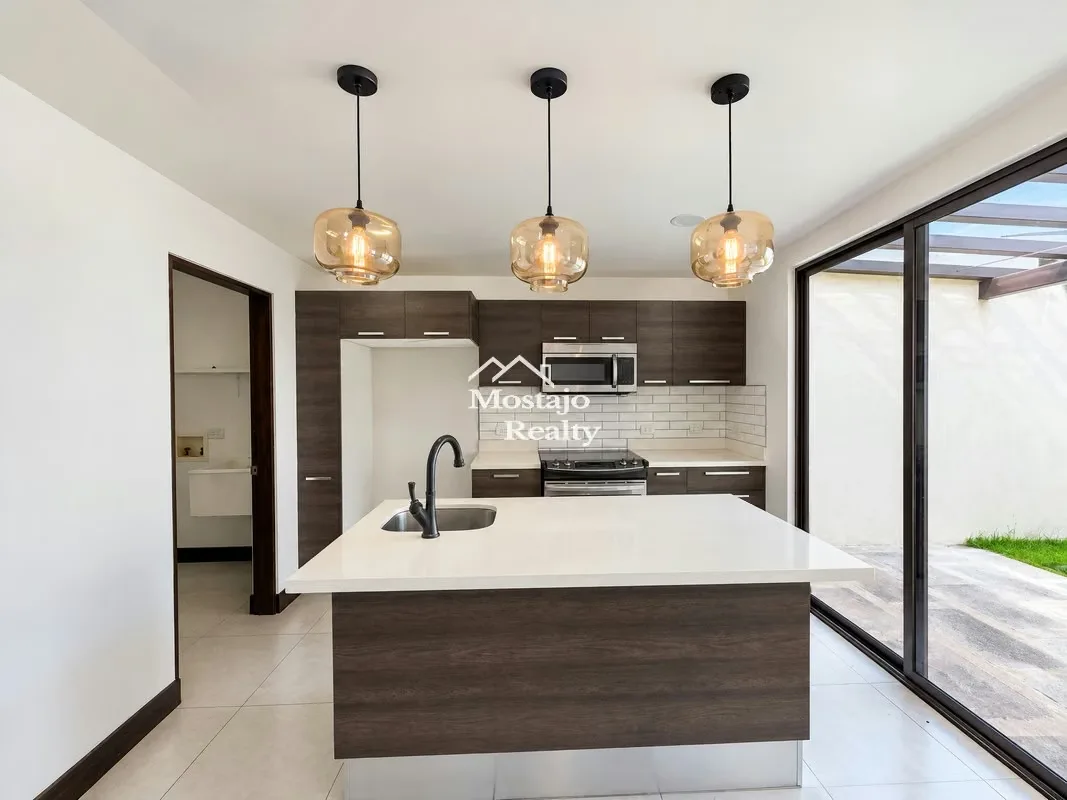 CASA EN VENTA EN CONDOMINIO PARQUES DEL SOL – SANTA ANA