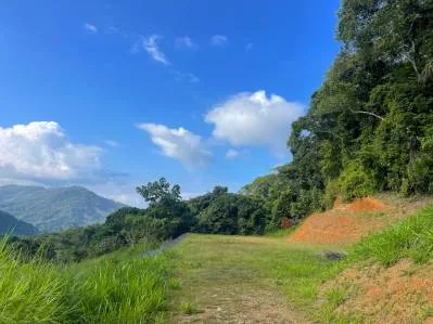 Terreno de 30 acres con acceso al río, caminos y planteles de construcción en Lagunas.