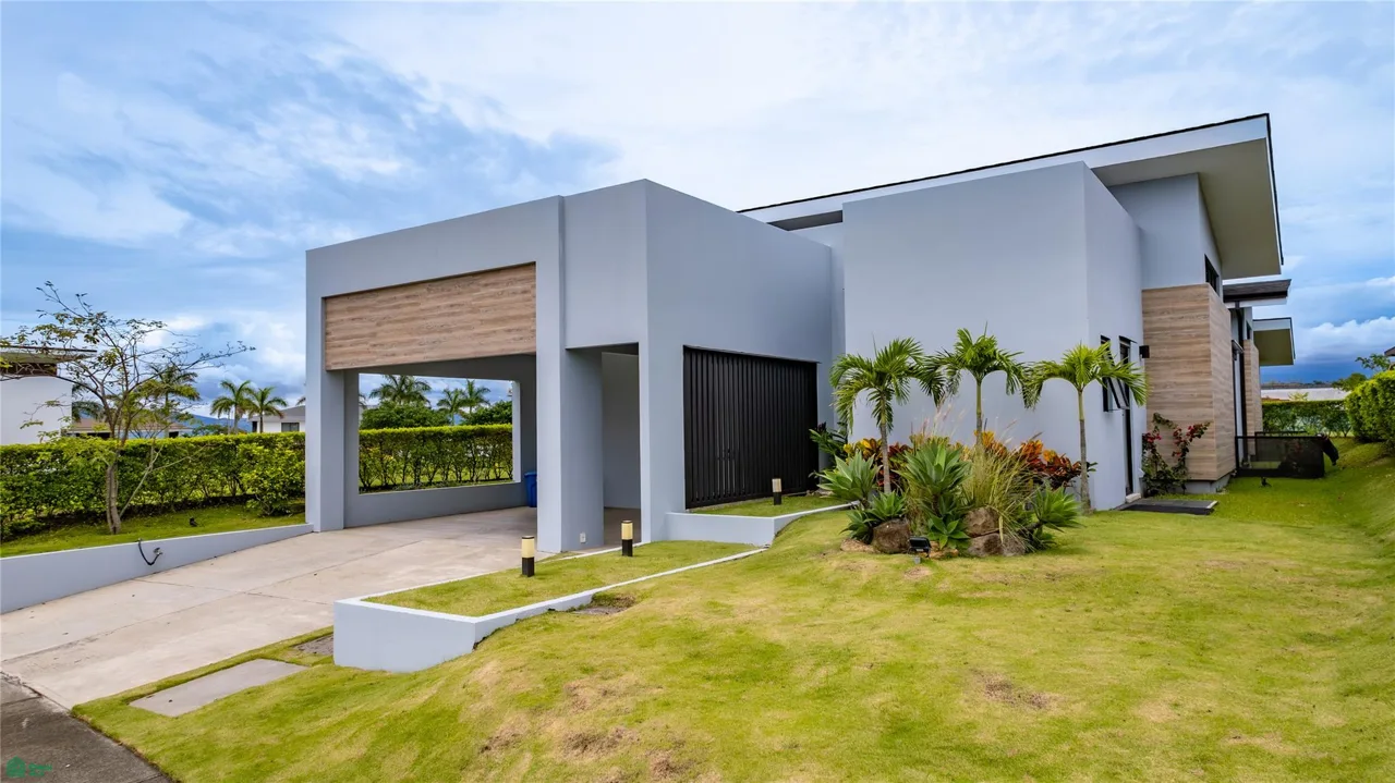 Casa Contemporánea de Una Planta en Venta en Hacienda Los Reyes, Condominio Madero Negro