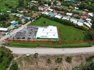 Extraordinaria Propiedad Comercial sobre la Carretera Principal de Uvita