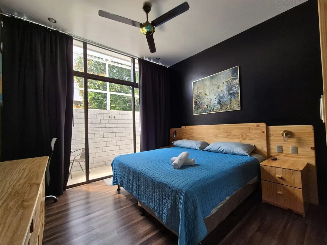 Disponemos de apartamentos completos y estudios privados en Sabana Norte / La Sabana, San José, ideales para estadías mensuales o de mediano plazo (mes a mes).