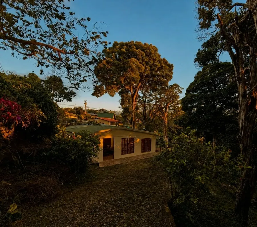 Casa remodelada en 2026 en el corazón de Los Ángeles de San Rafael de Heredia, a 50 metros de la plaza y la iglesia del pueblo. Una de las zonas de montaña más apreciadas de Heredia ...