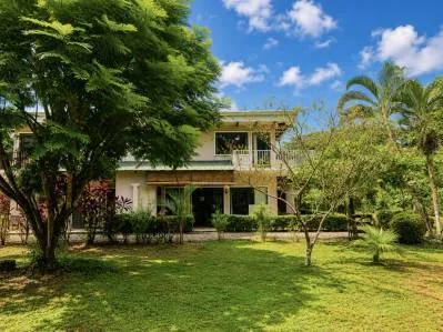 Villa con jardín llave en mano y piscinas estilo resort en una comunidad privada
