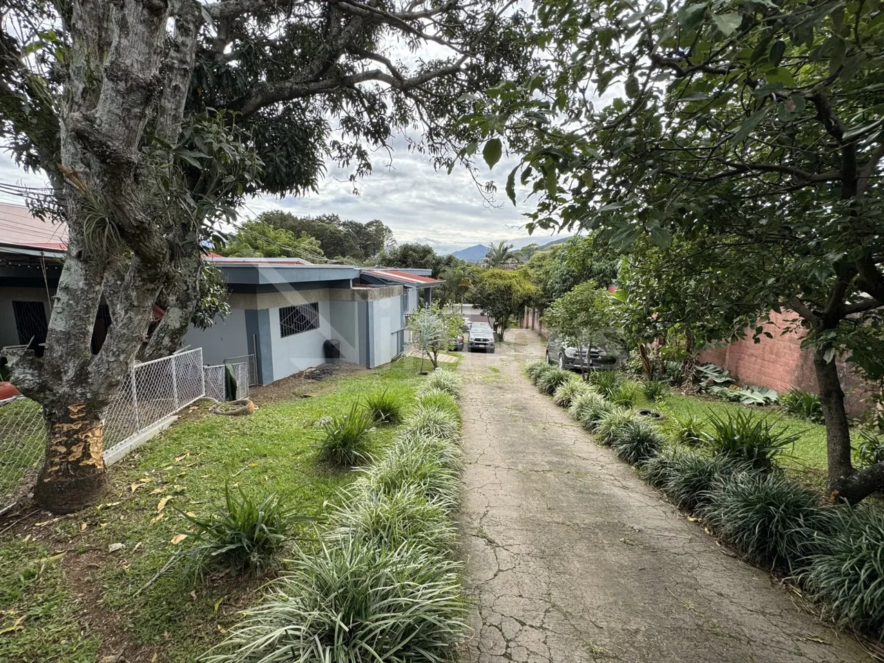 Venta de propiedad con 5 casas y un apartamento en San Rafael Arriba de Desamparados, photo 2