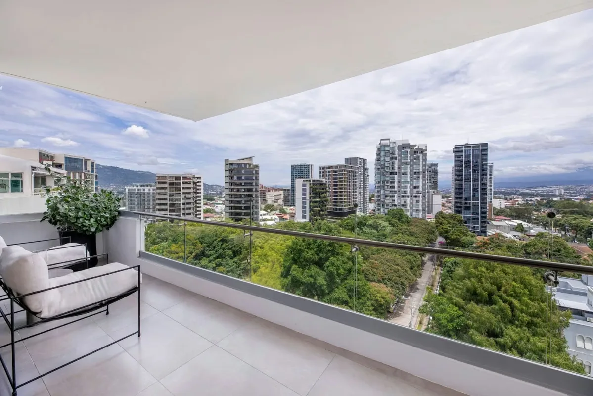 Discover the ultimate expression of elegance and comfort in this spectacular corner apartment, strategically located in the prestigious Torre Aire, in the heart of La Nunciatura. Its ...