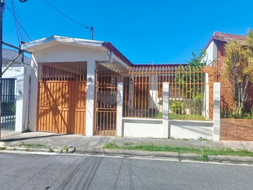 Home for Sale in Tibás San Juan – 3 Bedrooms, Large Backyard & Expansion Potential