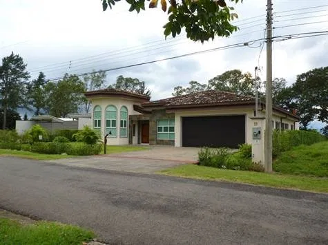 Large home with unique finishes in Hacienda Los Reyes –