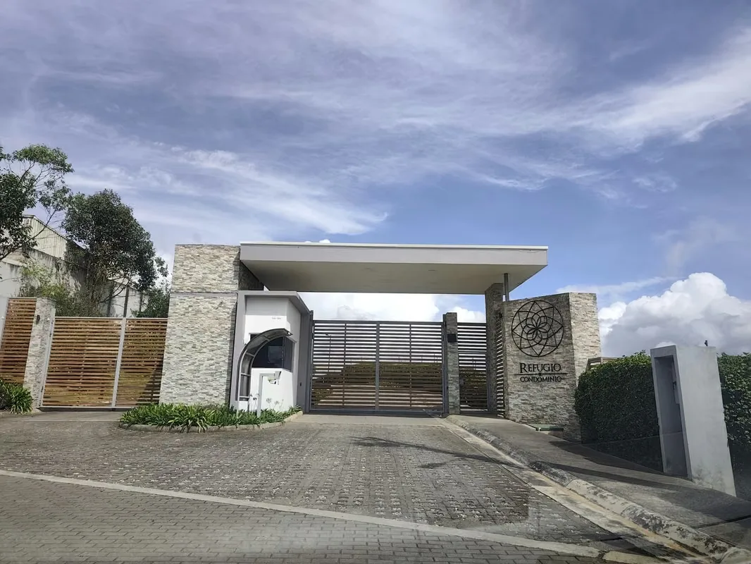 31 lots between 750 and 1100m2 with a price of ¢130. 000 the m2.