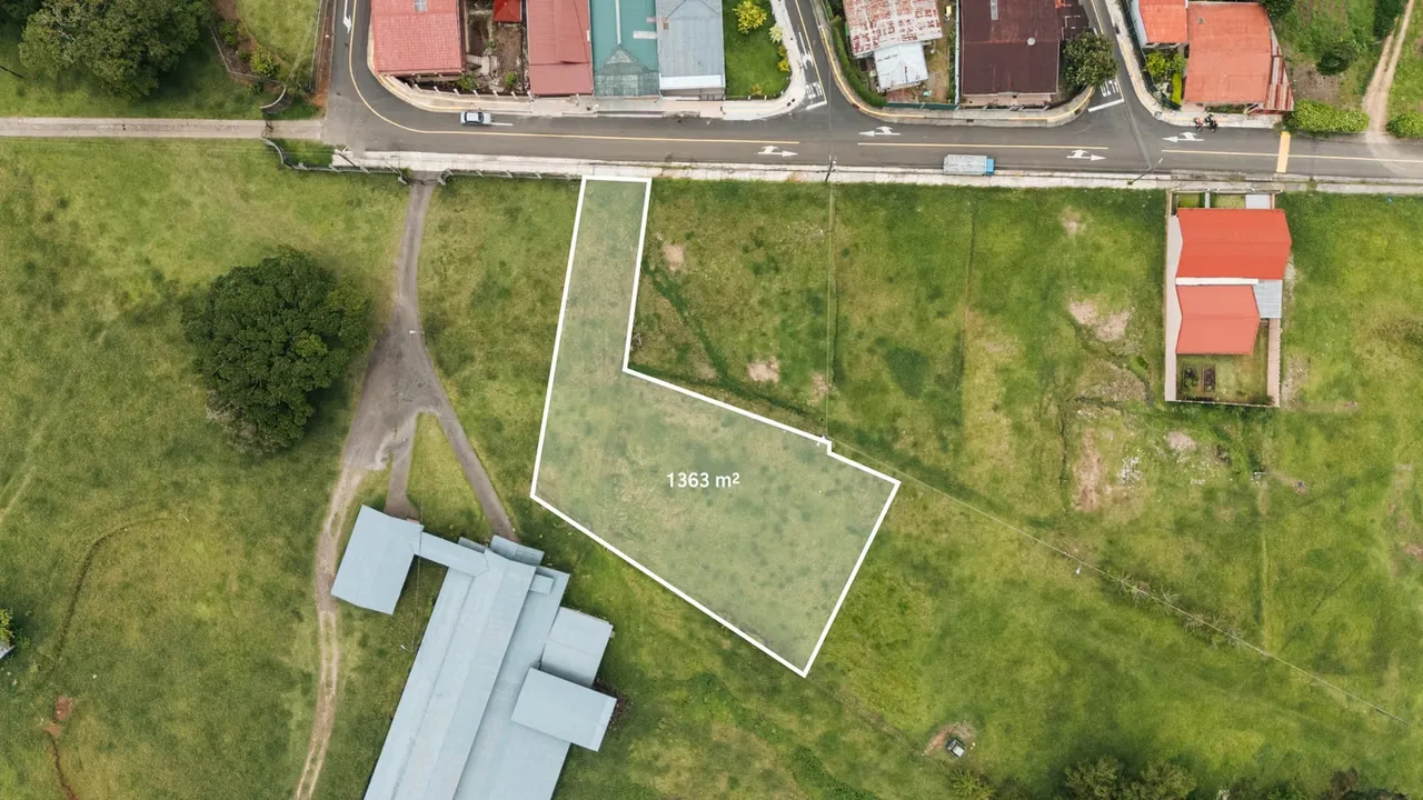 Located in El Guayabal, right in the heart of Santa María de Dota, this 1,363 m² lot stands out for its location, topography, and versatility.