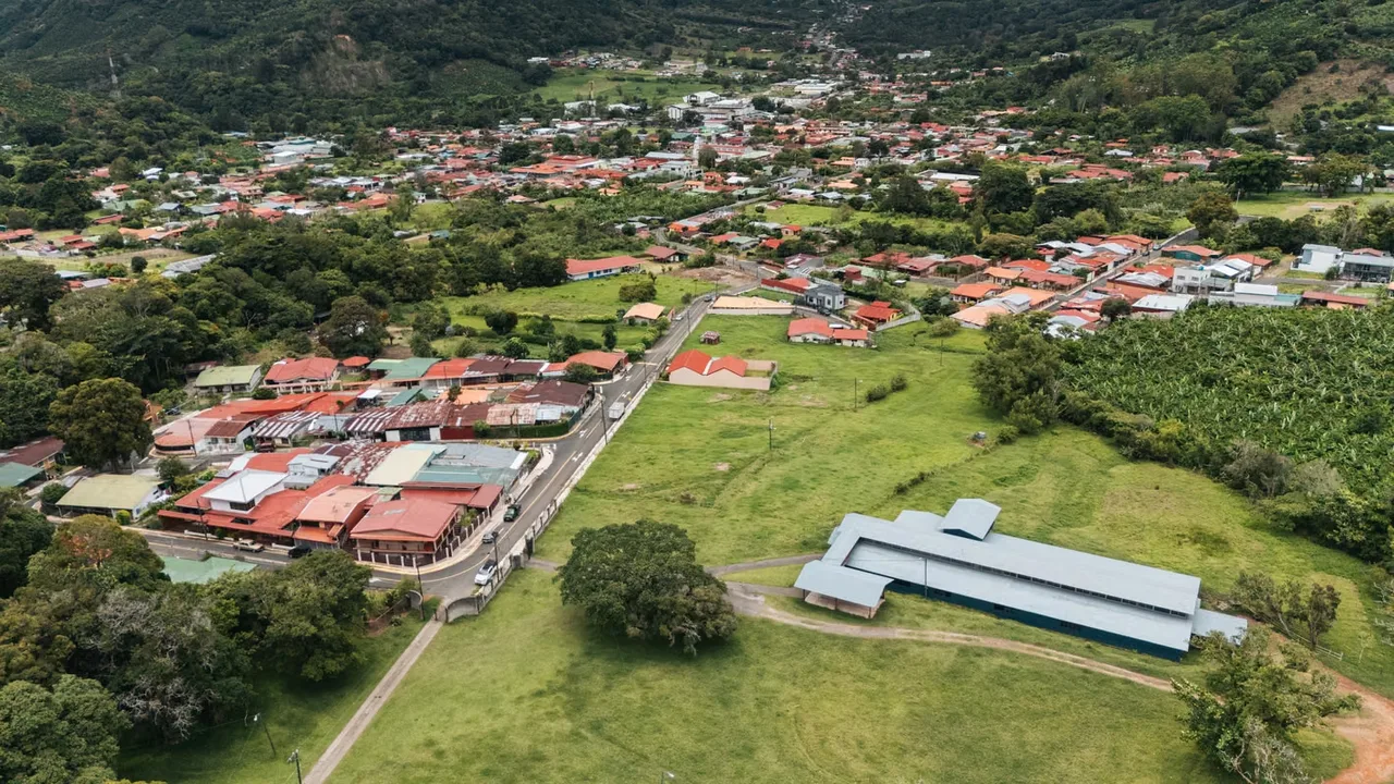 Located in El Guayabal, right in the heart of Santa María de Dota, this 1,363 m² lot stands out for its location, topography, and versatility., photo 3
