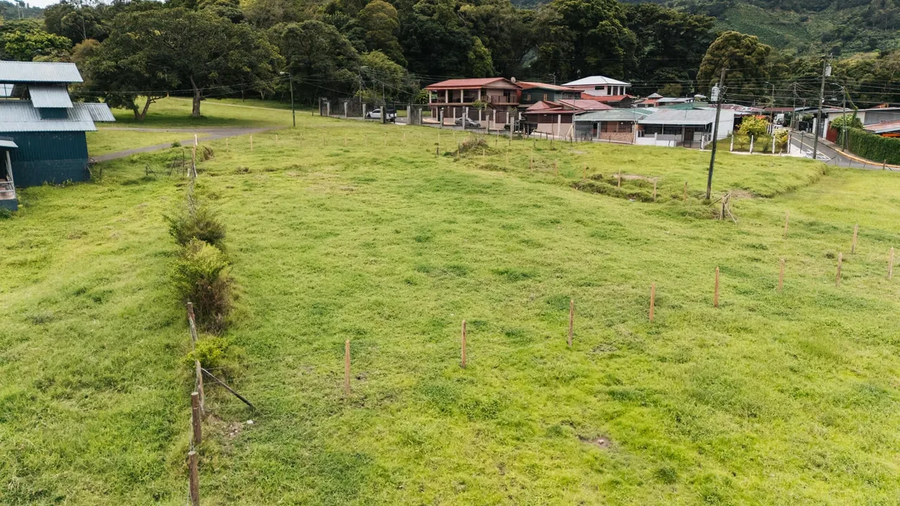 Located in El Guayabal, right in the heart of Santa María de Dota, this 1,363 m² lot stands out for its location, topography, and versatility., photo 5