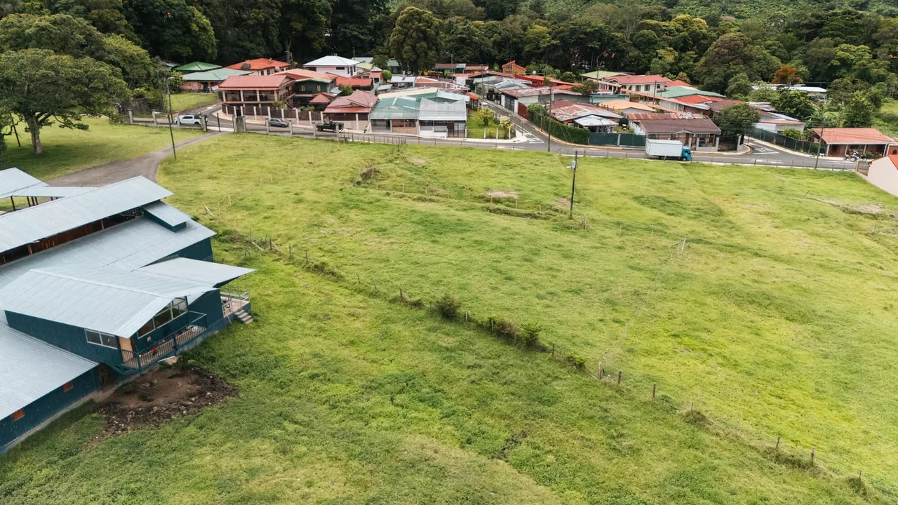 Located in El Guayabal, right in the heart of Santa María de Dota, this 1,363 m² lot stands out for its location, topography, and versatility., photo 6