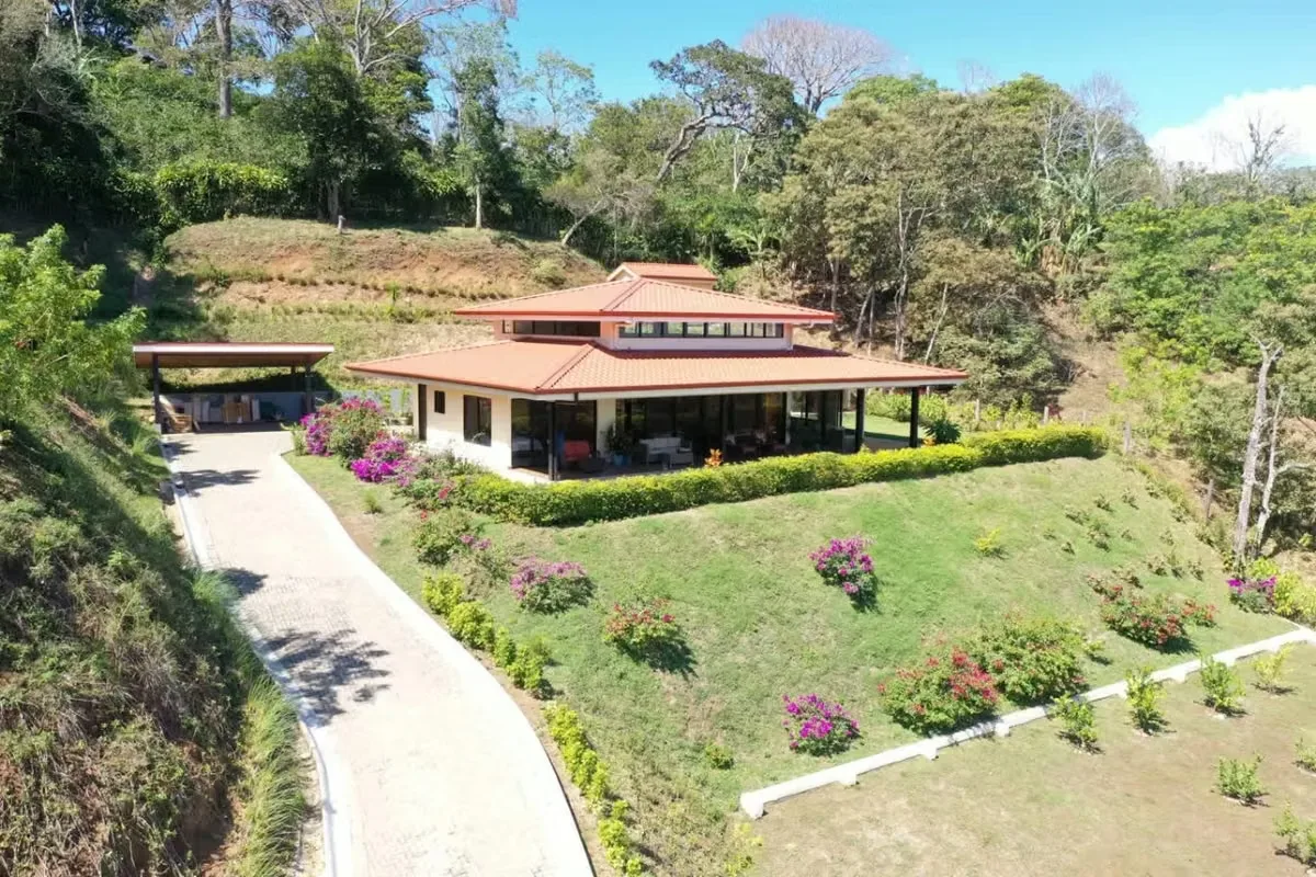 Disfrute de privacidad, tranquilidad y hermosas vistas al valle en esta amplia casa amueblada, ubicada en una pequeña ...