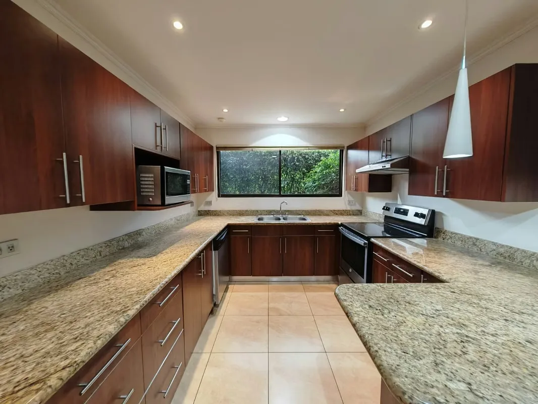 Esta hermosa casa cuenta con 3 habitaciones, 3.5 baños, habitación de servicio con baño, jardín privado y 2 espacios ...