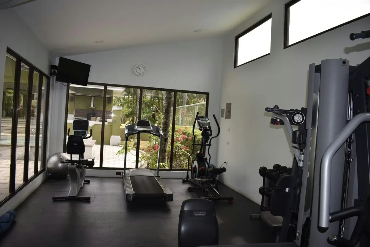 Esta hermosa casa cuenta con 3 habitaciones, 3.5 baños, habitación de servicio con baño, jardín privado y 2 espacios ..., photo 2