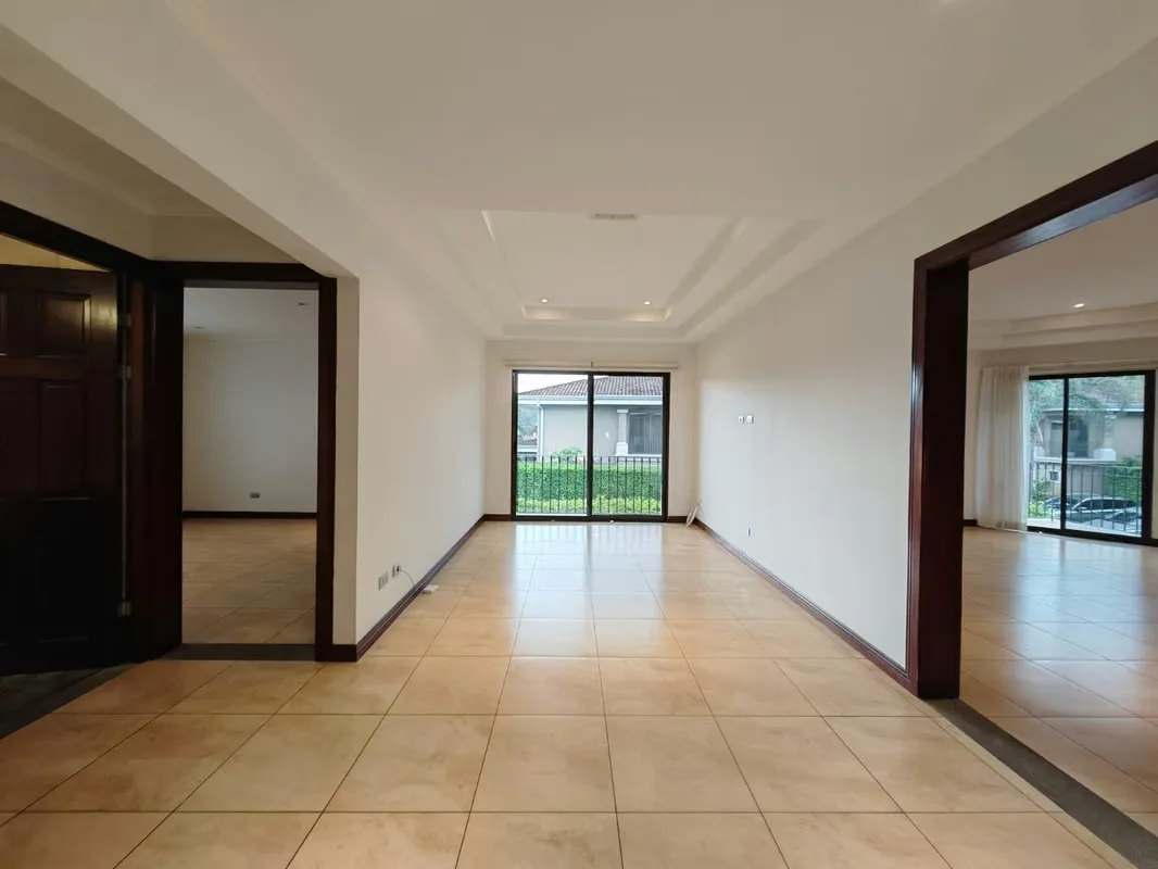 Esta hermosa casa cuenta con 3 habitaciones, 3.5 baños, habitación de servicio con baño, jardín privado y 2 espacios ..., photo 12
