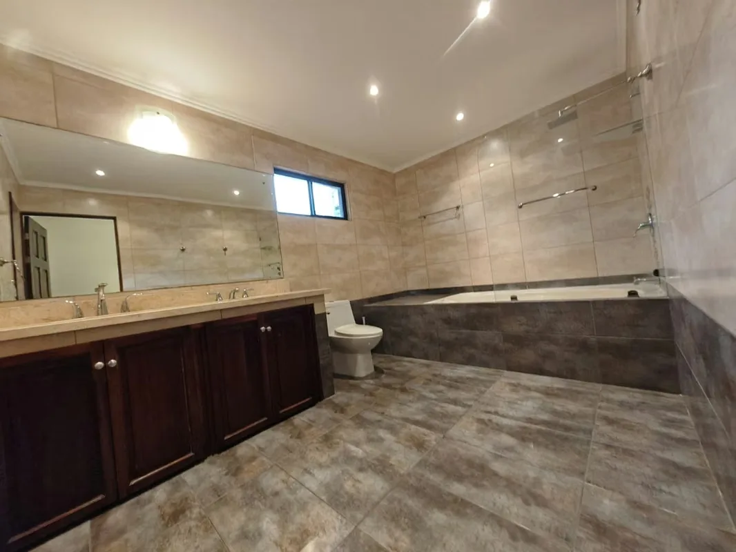 Esta hermosa casa cuenta con 3 habitaciones, 3.5 baños, habitación de servicio con baño, jardín privado y 2 espacios ..., photo 13