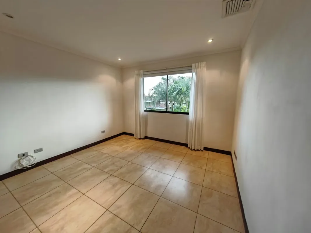Esta hermosa casa cuenta con 3 habitaciones, 3.5 baños, habitación de servicio con baño, jardín privado y 2 espacios ..., photo 14
