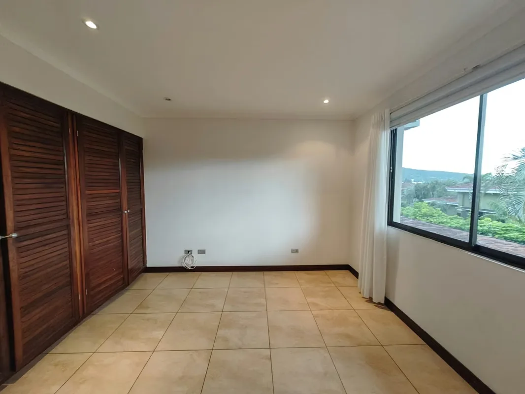 Esta hermosa casa cuenta con 3 habitaciones, 3.5 baños, habitación de servicio con baño, jardín privado y 2 espacios ..., photo 15