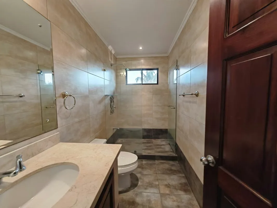 Esta hermosa casa cuenta con 3 habitaciones, 3.5 baños, habitación de servicio con baño, jardín privado y 2 espacios ..., photo 16