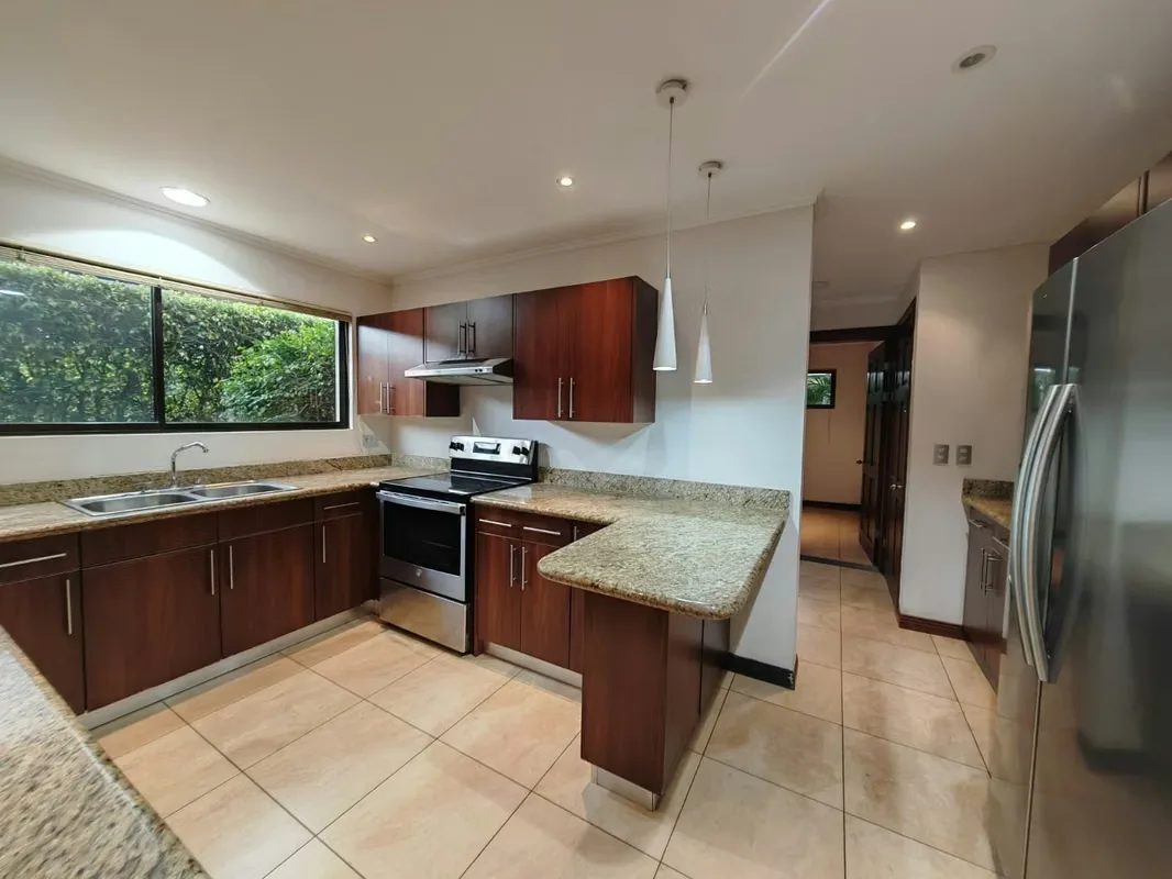 Esta hermosa casa cuenta con 3 habitaciones, 3.5 baños, habitación de servicio con baño, jardín privado y 2 espacios ..., photo 3