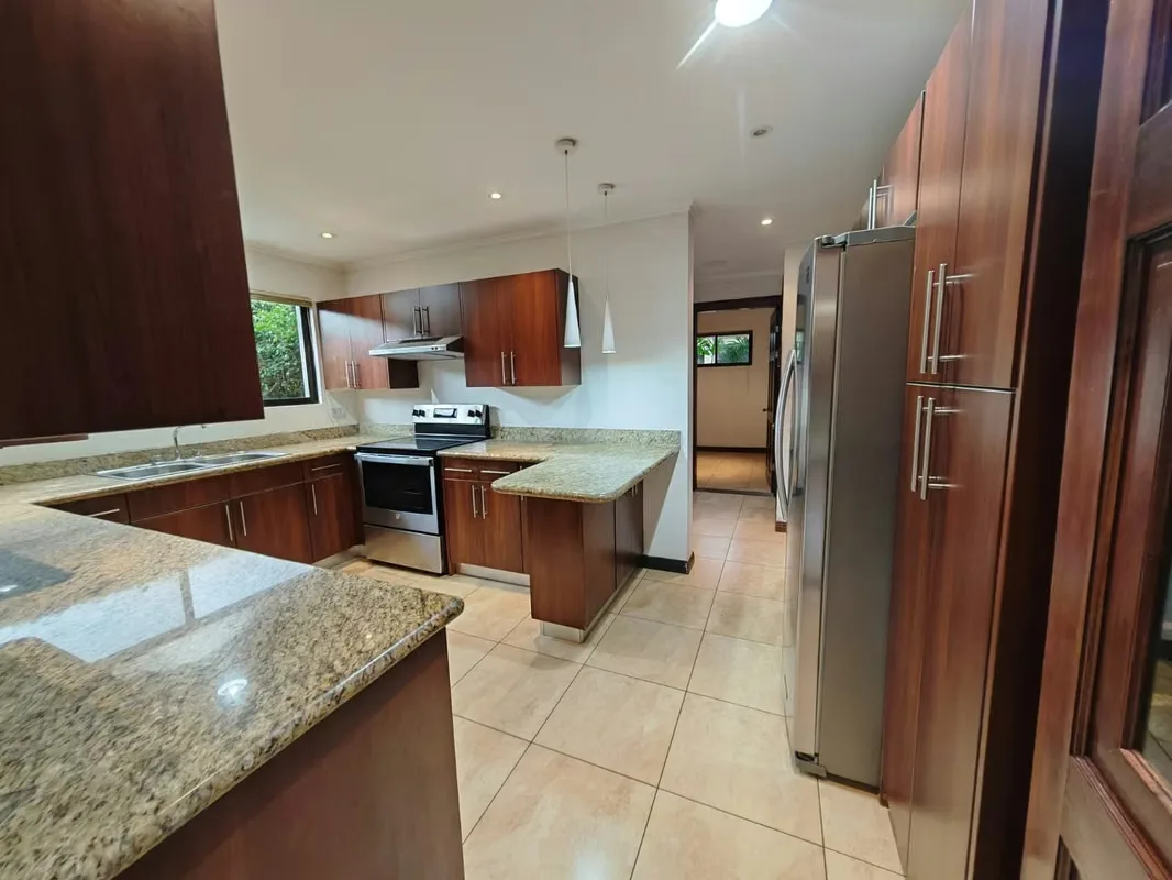 Esta hermosa casa cuenta con 3 habitaciones, 3.5 baños, habitación de servicio con baño, jardín privado y 2 espacios ..., photo 4