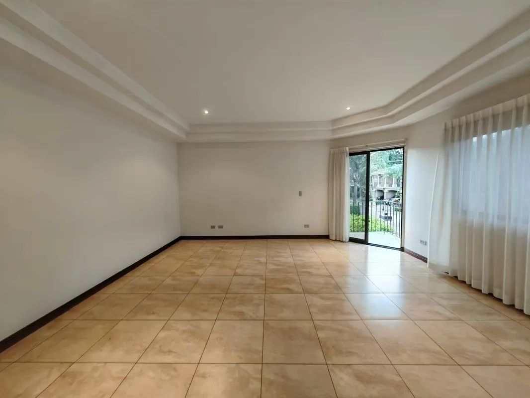 Esta hermosa casa cuenta con 3 habitaciones, 3.5 baños, habitación de servicio con baño, jardín privado y 2 espacios ..., photo 5