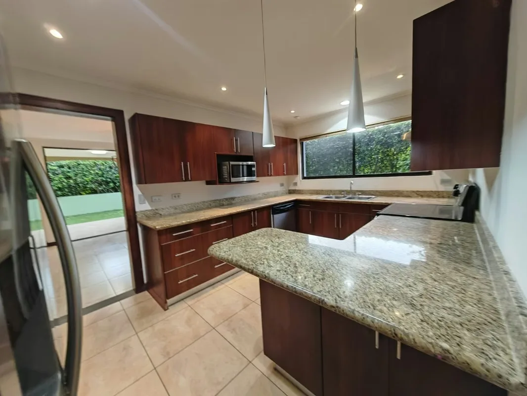 Esta hermosa casa cuenta con 3 habitaciones, 3.5 baños, habitación de servicio con baño, jardín privado y 2 espacios ..., photo 7