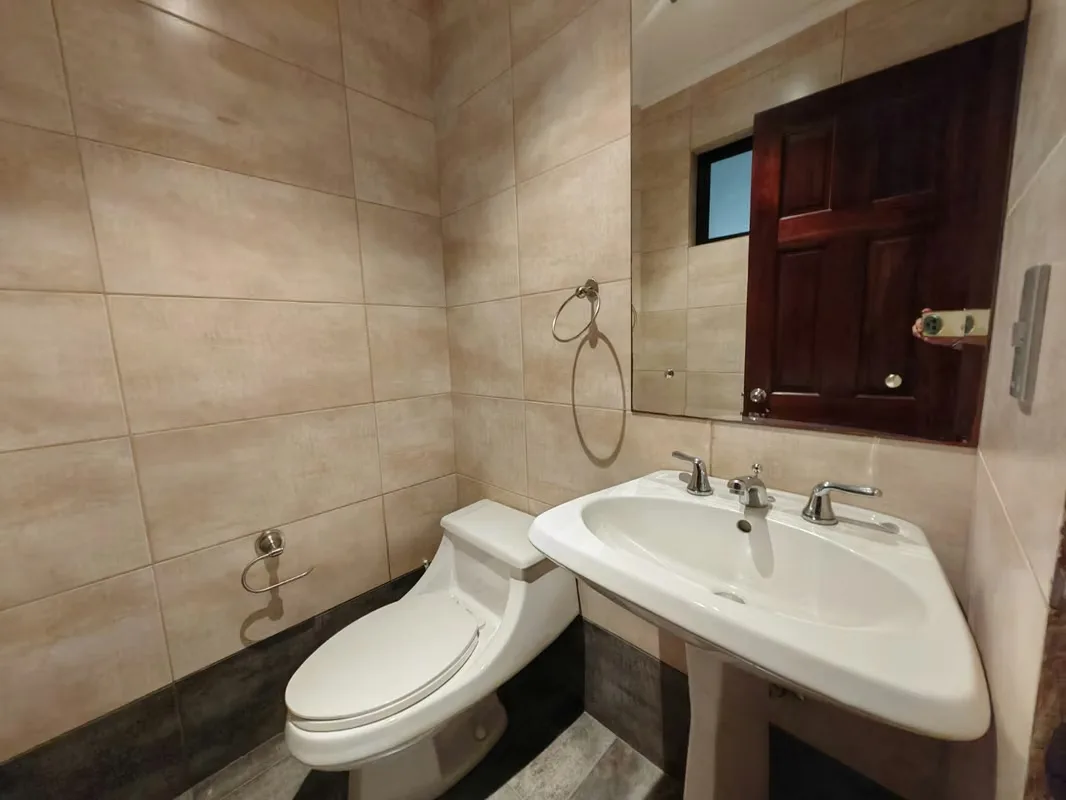 Esta hermosa casa cuenta con 3 habitaciones, 3.5 baños, habitación de servicio con baño, jardín privado y 2 espacios ..., photo 9