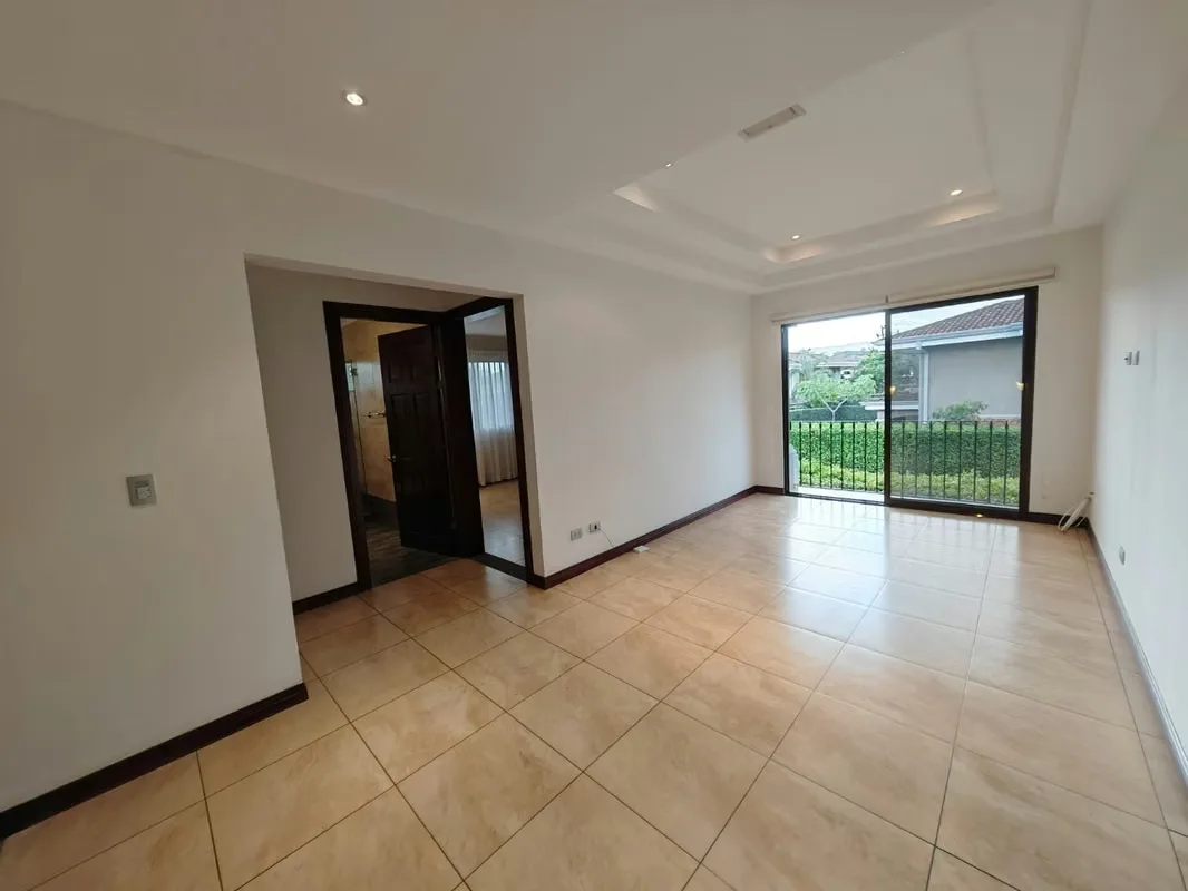 Esta hermosa casa cuenta con 3 habitaciones, 3.5 baños, habitación de servicio con baño, jardín privado y 2 espacios ..., photo 10