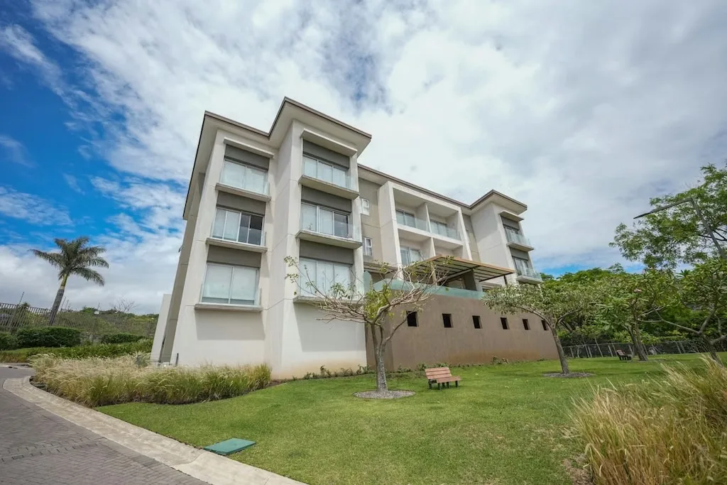 Penthouse en Venta en Guachipelín de Escazú en el Exclusivo Condominio DUKANA, el mismo cuenta con 174m2 de construcción habitables en un solo nivel + 2 parqueos independientes, una ...