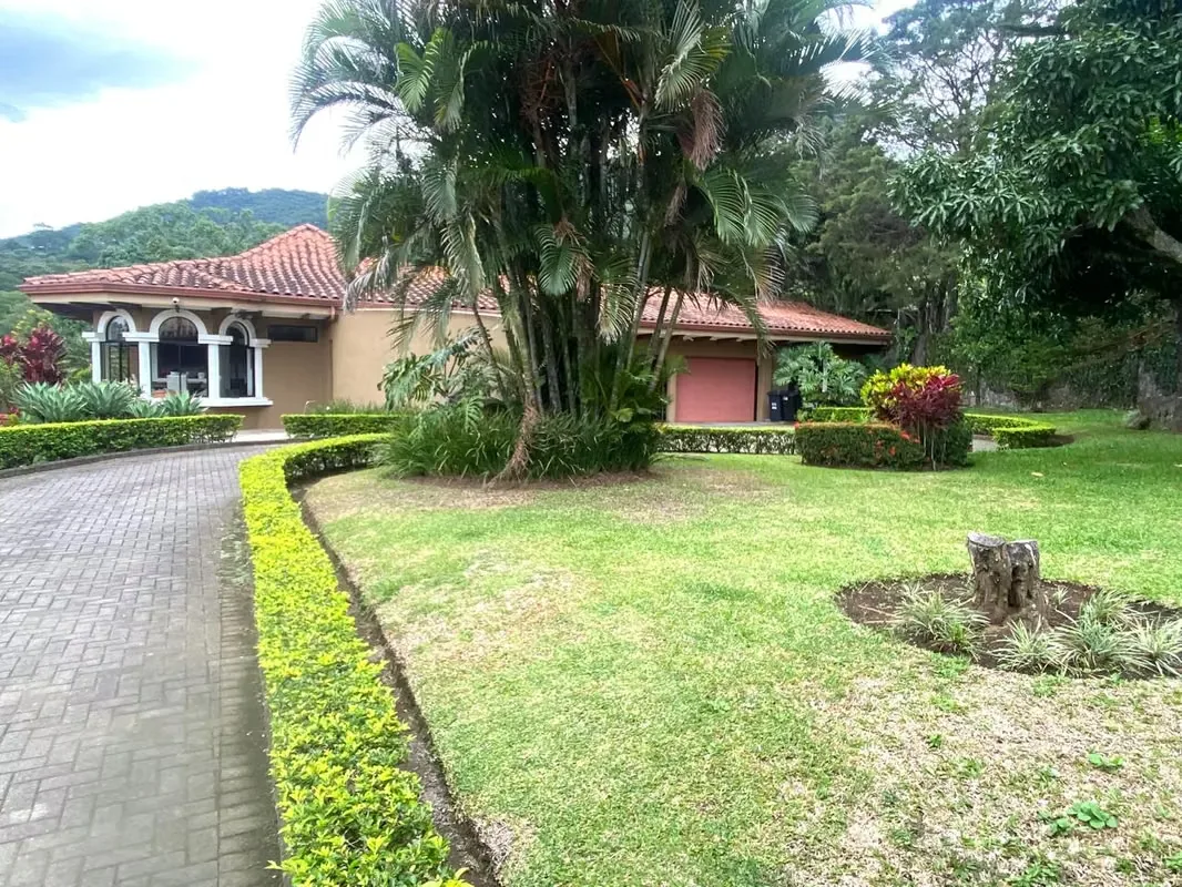 Bienvenido a una propiedad excepcional ubicada en Salitral de Santa Ana, excelente ubicación cerca de todo y un poco más fresca que el centro de Santa Ana. Esta casa de una sola ...