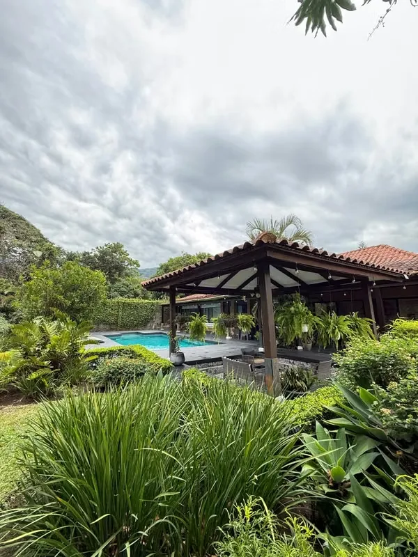 Bienvenido a una propiedad excepcional ubicada en Salitral de Santa Ana, excelente ubicación cerca de todo y un poco más fresca que el centro de Santa Ana. Esta casa de una sola ..., photo 2