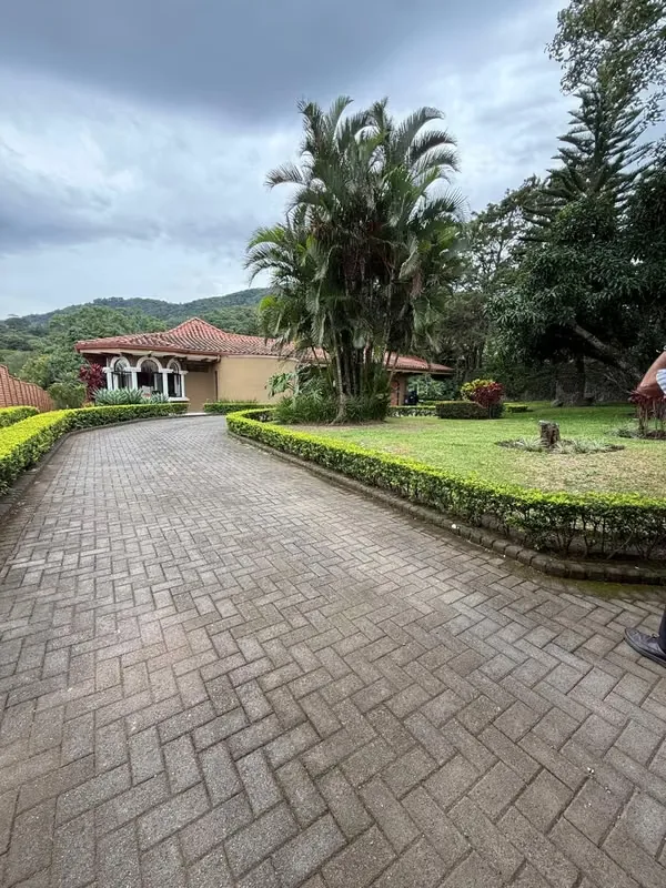 Bienvenido a una propiedad excepcional ubicada en Salitral de Santa Ana, excelente ubicación cerca de todo y un poco más fresca que el centro de Santa Ana. Esta casa de una sola ..., photo 15