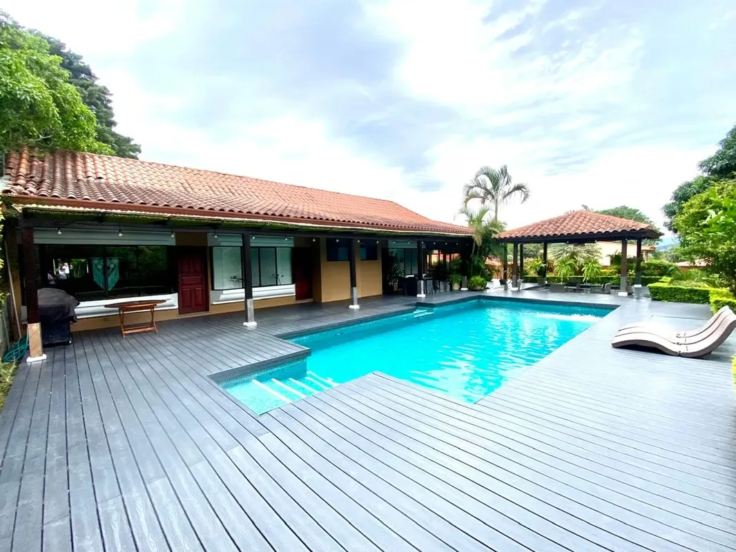 Bienvenido a una propiedad excepcional ubicada en Salitral de Santa Ana, excelente ubicación cerca de todo y un poco más fresca que el centro de Santa Ana. Esta casa de una sola ..., photo 3