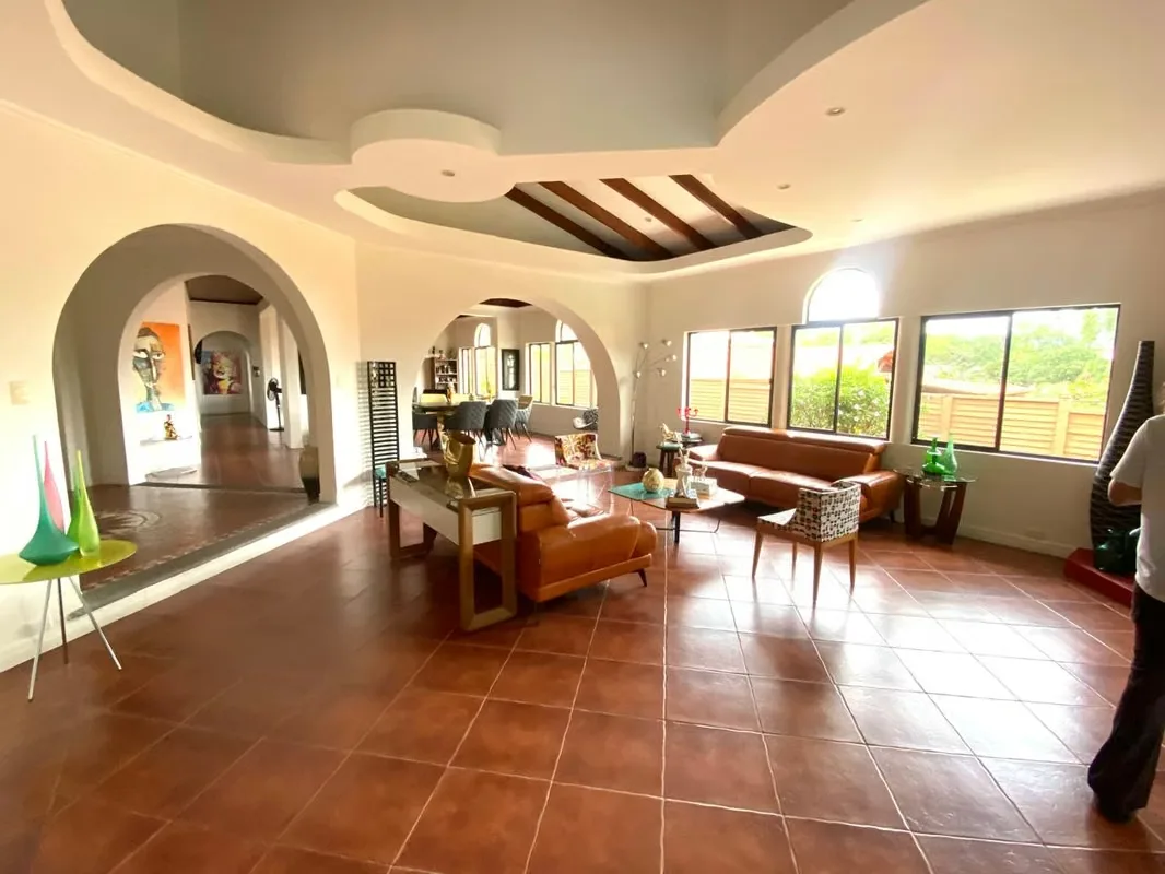 Bienvenido a una propiedad excepcional ubicada en Salitral de Santa Ana, excelente ubicación cerca de todo y un poco más fresca que el centro de Santa Ana. Esta casa de una sola ..., photo 4