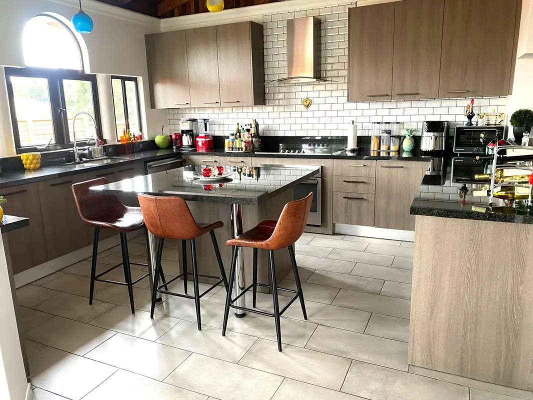 Bienvenido a una propiedad excepcional ubicada en Salitral de Santa Ana, excelente ubicación cerca de todo y un poco más fresca que el centro de Santa Ana. Esta casa de una sola ..., photo 5
