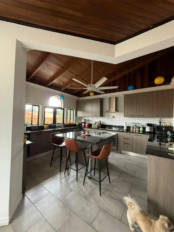 Bienvenido a una propiedad excepcional ubicada en Salitral de Santa Ana, excelente ubicación cerca de todo y un poco más fresca que el centro de Santa Ana. Esta casa de una sola ..., photo 7