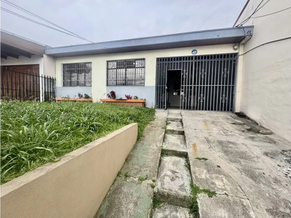 Se vende casa independiente de un sólo nivel ubicada en Urbanización Las Rosas, en San Vicente de Moravia, en las cercanias a supermercados, centros de salud, centros educativos, ...