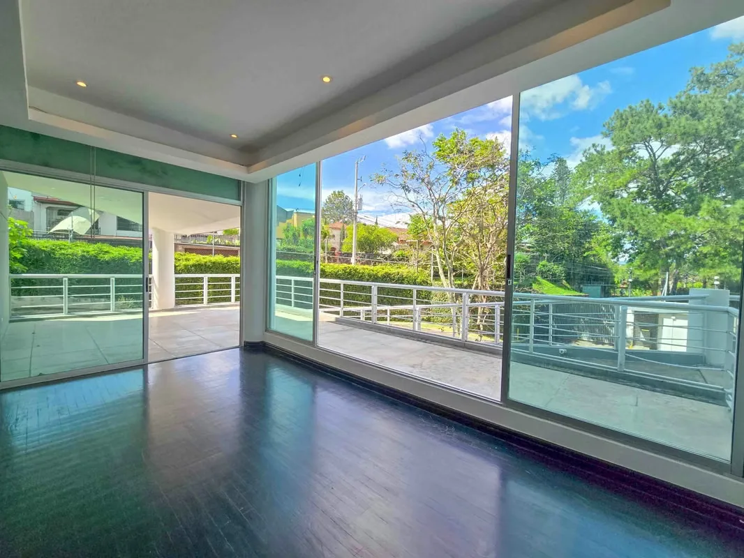 Se ofrece en alquiler o venta exclusivo apartamento esquinero ubicado en primer nivel, de una sola planta, en una de las zonas más cotizadas de Escazú.
