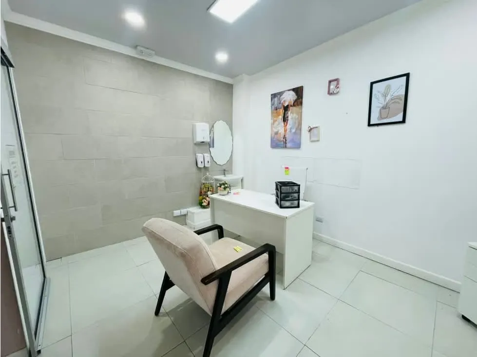 Se puede negociar vender a puerta cerrada con todo el mobiliario, equipos ..., photo 2