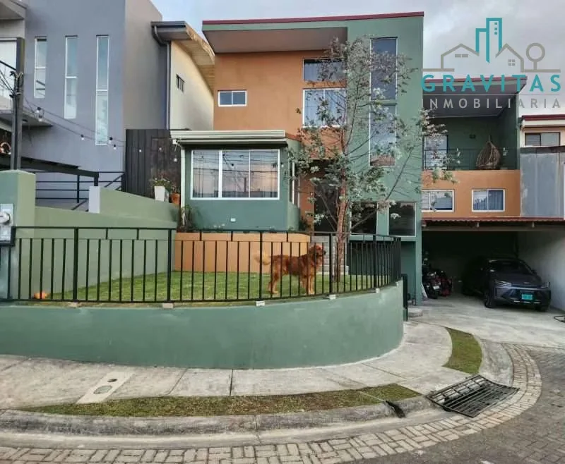 Se alquila casa de 2 pisos completamente amuelada ubicada en un condominio de San Rafael de Montes de Oca, a 7 minutos de Sabanilla y 15 minutos de San Pedro. Cuenta con las siguientes ...