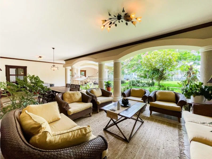 Espectacular casa de una planta en Bosques de Doña Rosa