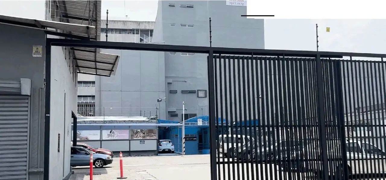 Se vende propiedad comercial ideal para inversión o negocio propio, actualmente acondicionada como parqueo y comedor, con excelente ..., photo 2