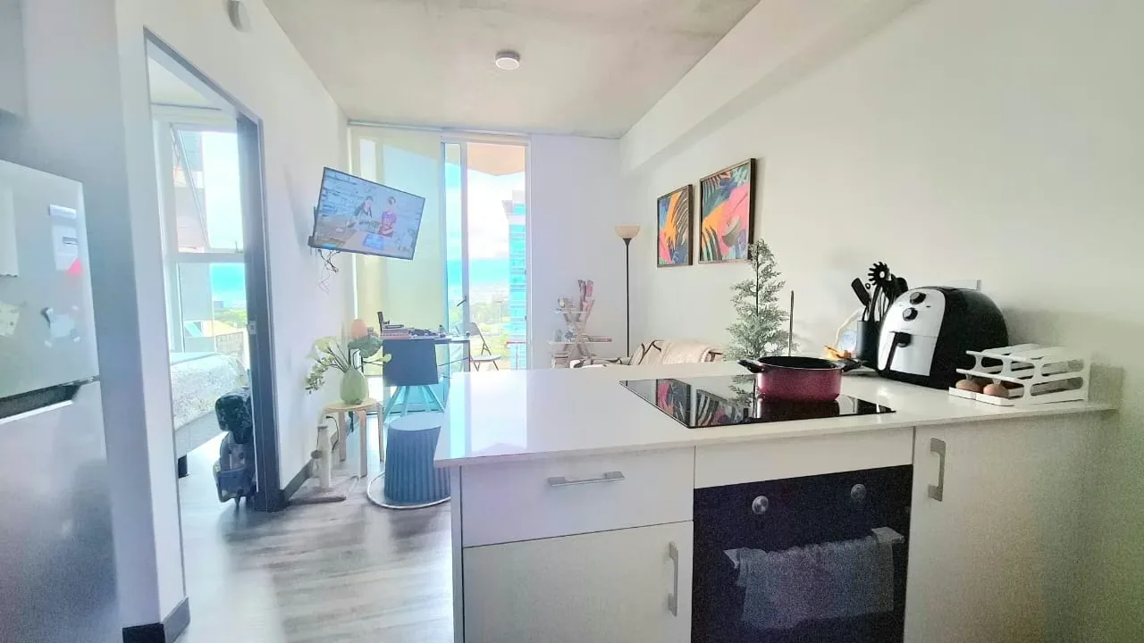 Apartamento En torre inspirada en la película Alicia en el país de las Maravillas. Decoración totalmente moderna y diferente. Un ambiente diferente en cada Piso.