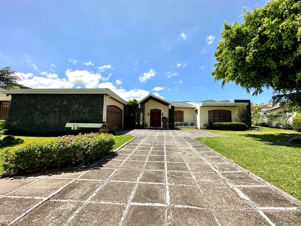 VENTA DE CASA INDEPENDIENTE DE UNA SOLA PLANTA EN ESCAZU