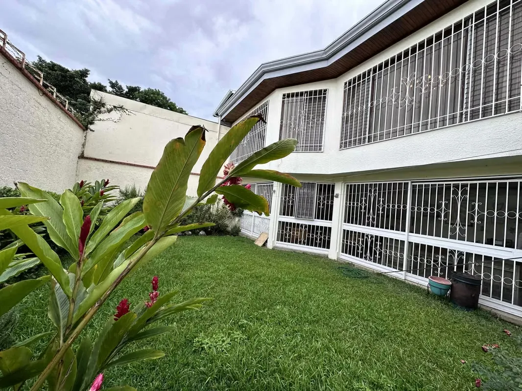 We have for sale beautiful house located in Rohrmoser Nunciatura, with beautiful details in wood, spacious rooms, private garden, excellent location.