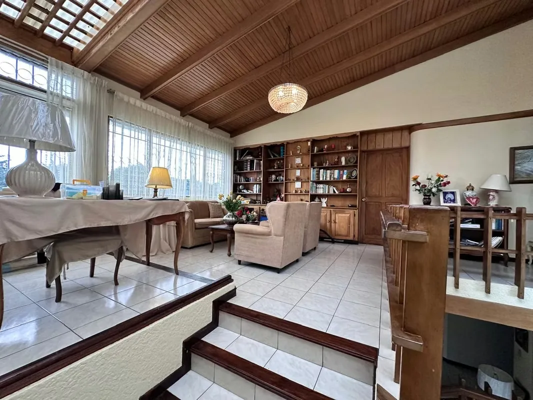 We have for sale beautiful house located in Rohrmoser Nunciatura, with beautiful details in wood, spacious rooms, private garden, excellent location., photo 2