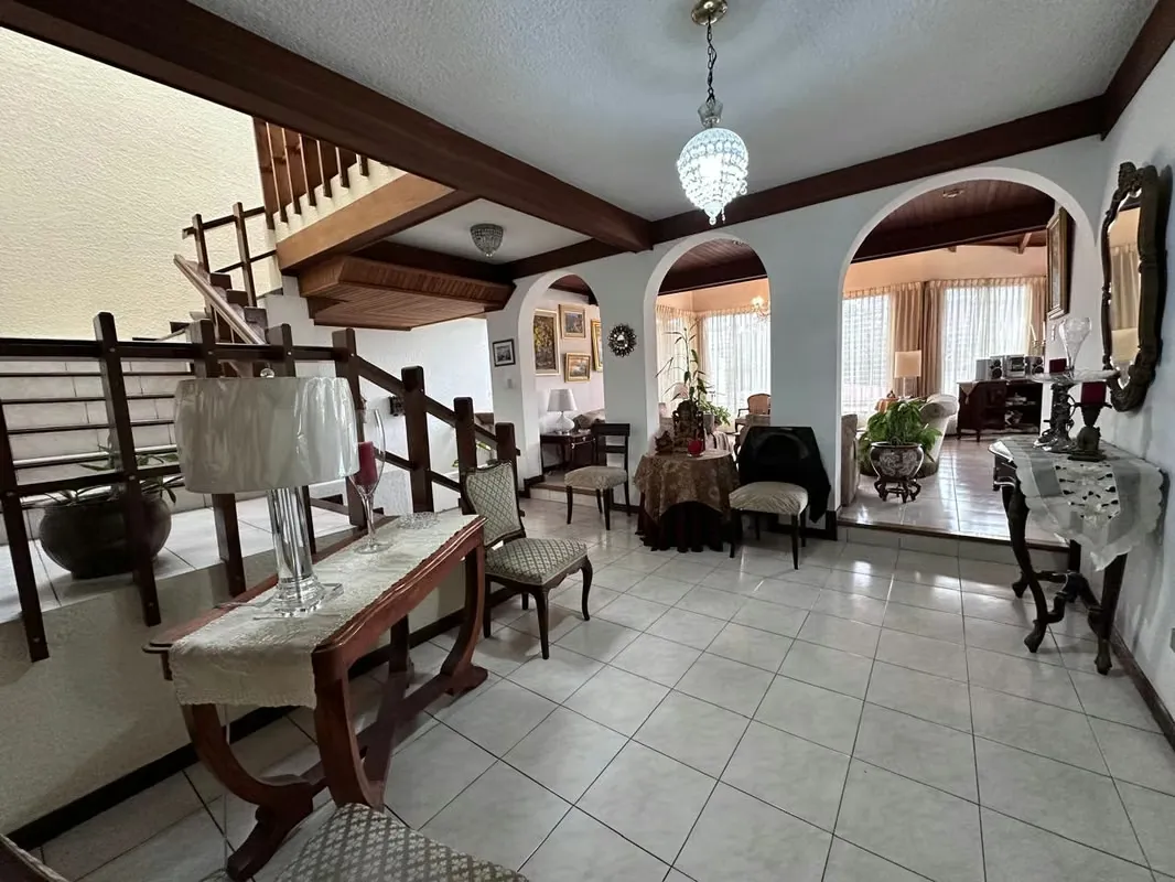 We have for sale beautiful house located in Rohrmoser Nunciatura, with beautiful details in wood, spacious rooms, private garden, excellent location., photo 12