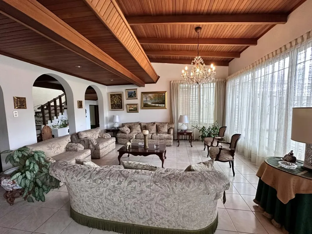 We have for sale beautiful house located in Rohrmoser Nunciatura, with beautiful details in wood, spacious rooms, private garden, excellent location., photo 3